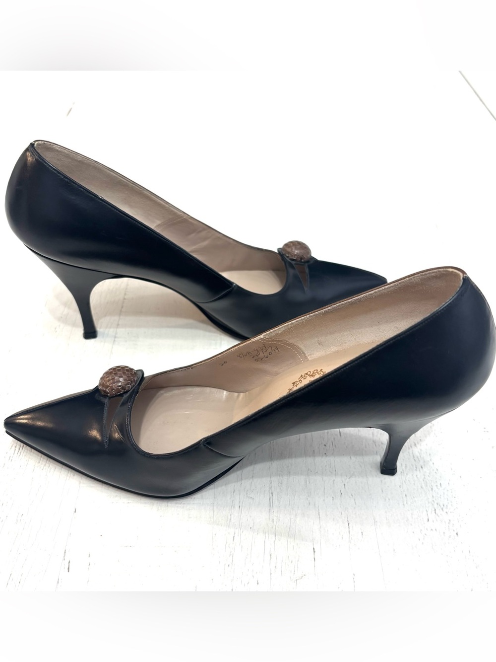 Vintage I. Miller 1950-60 Black Pointed Leather Pumps with Brown Button Accent - Picture 5 of 16